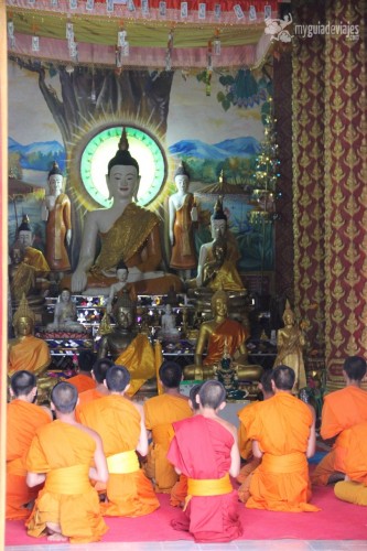 monjes en laos