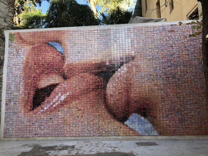 "El mundo nace en cada beso", fotomosaico de Joan Fontcuberta en el barrio Gótico. 