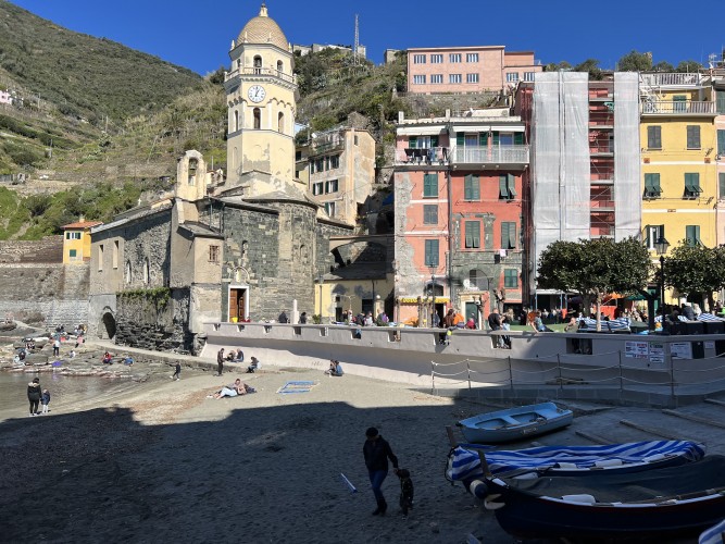 Vernazza y su coqueta playa e iglesia