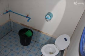baño cutre laos