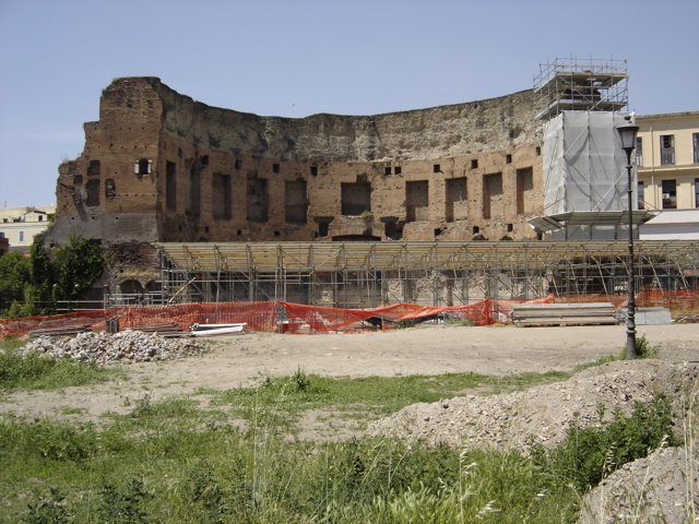 Domus aurea está debajo de las ruinas de los baños de Trajano.