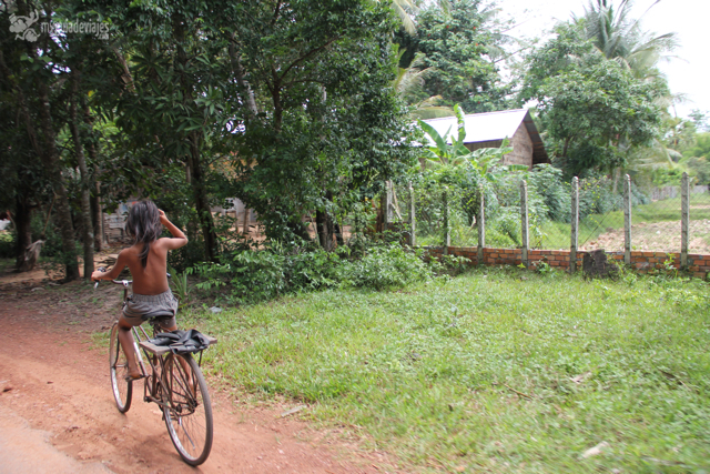 niña bici camboya