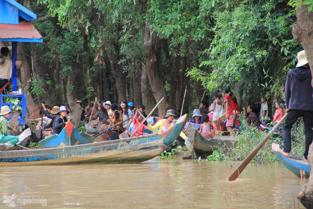Mujeres a la entrada del bosque inundado