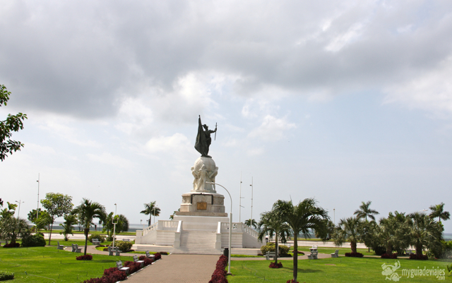 Monumento e Vasco Nuñez de Balboa, primer europeo en ver el Pacífico. 