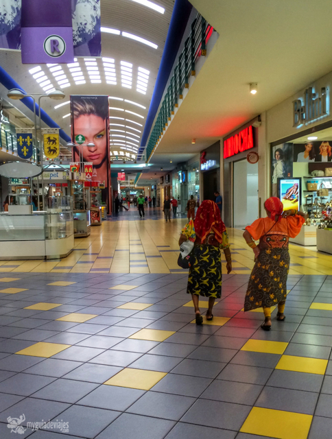 Dos mujeres kunas paseando por un centro comercial