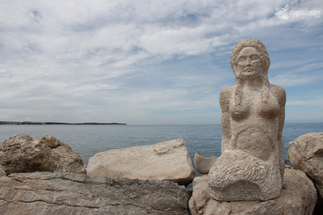 Estatua en el paseo marítimo de Piran