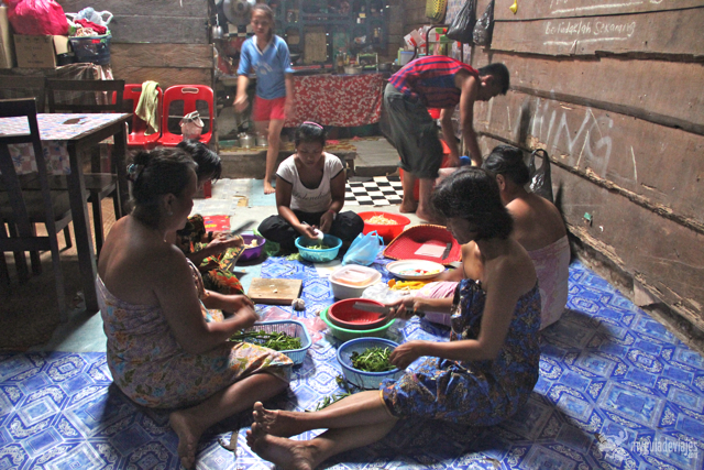 Mujeres preparando la cena en la casa privada o bilek.
