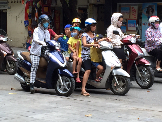 5 en moto, cosa habitual en vietnam. 