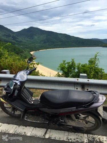 Mi moto en las afueras de Danang.