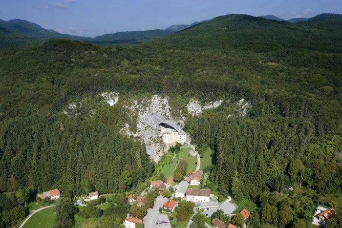 Castillo Predjama desde el aire. Imagen de www.postojnska-jama.eu