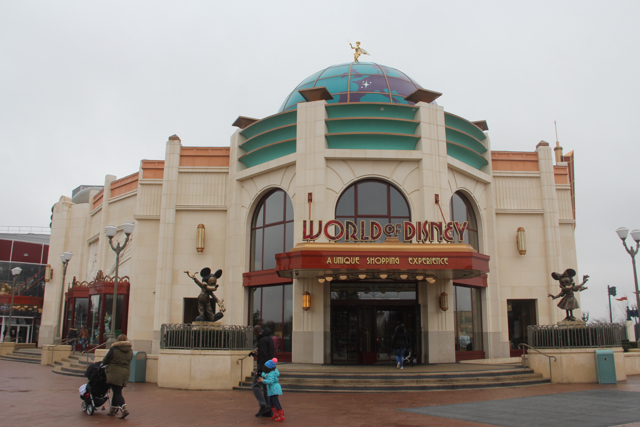 Muchas tiendas en Disney Village
