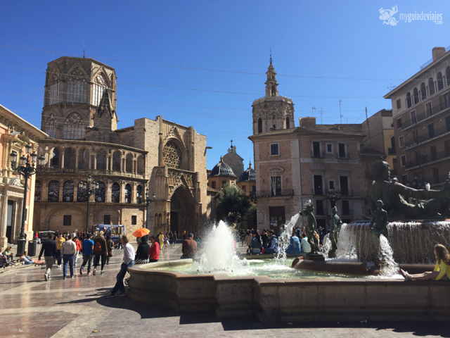 El bus turístico sale de la Plaza de la Reina