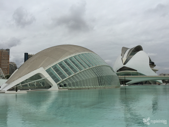 Hemisferic y detrás el Palau de las Arts.