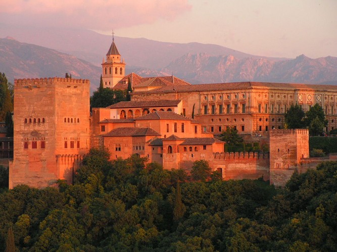 Vista exterior de la Alcazaba de la Alhambra. Imagen: wikipedia.org. 