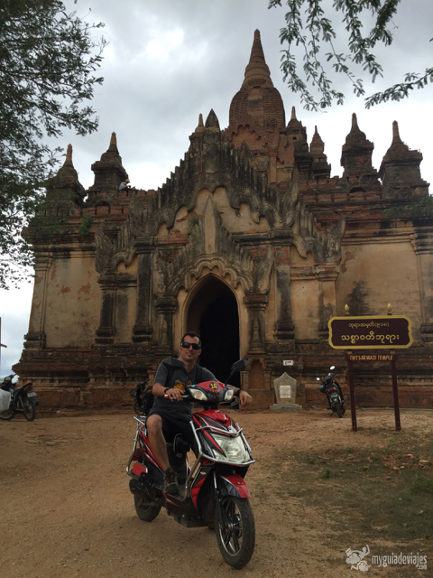 Las motos eléctricas son ideales para moverse por Bagan. 