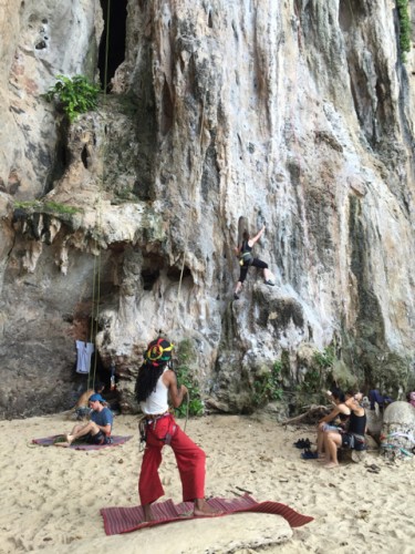 Buena escalada en las rocas de Krabi