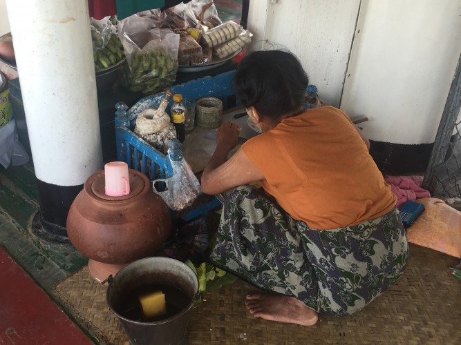 Vendedora preparando betel
