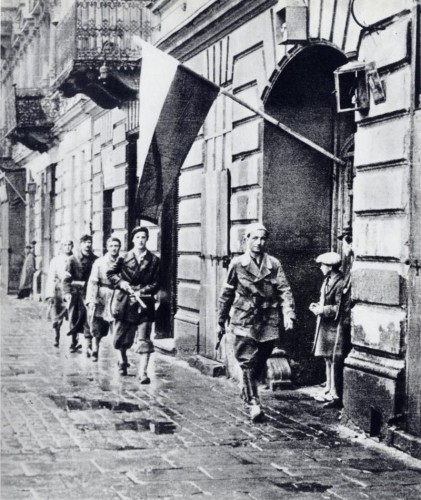soldados polacos patrullando las calles de Varsovia en 1944. wikipedia. 